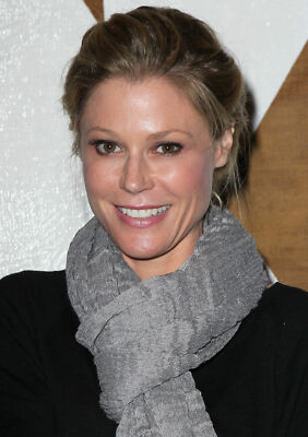 Julie Bowen Gray Scarf 8x10 Picture Celebrity Print