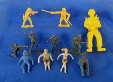 LOT OF VINTAGE PLASTIC SOLDIERS AND OTHERS 11 PIECES