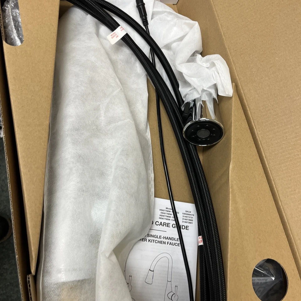 Grifo de cocina Glacier Bay Sadira activado por movimiento sin contacto con rociador desplegable Foto 2 de 4