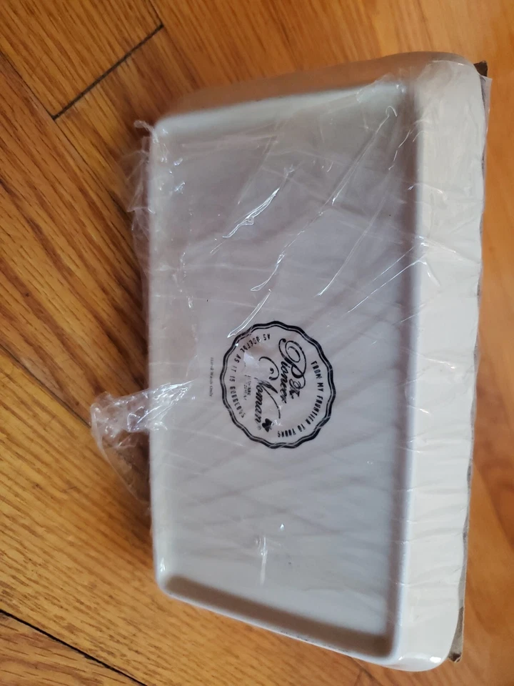 Plato de mantequilla cubierto en relieve de gres blanco Pioneer Woman Foto 2 de 2