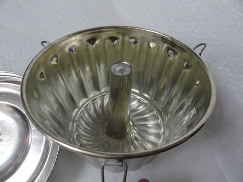 Vintage Tin Steamed Pudding Mold With Lid and clasps - Picture 9 of 9