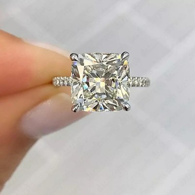 3,70 ctw Kissen Moissanit versteckter Halo Verlobungsring in 14K Weißgold plattiert