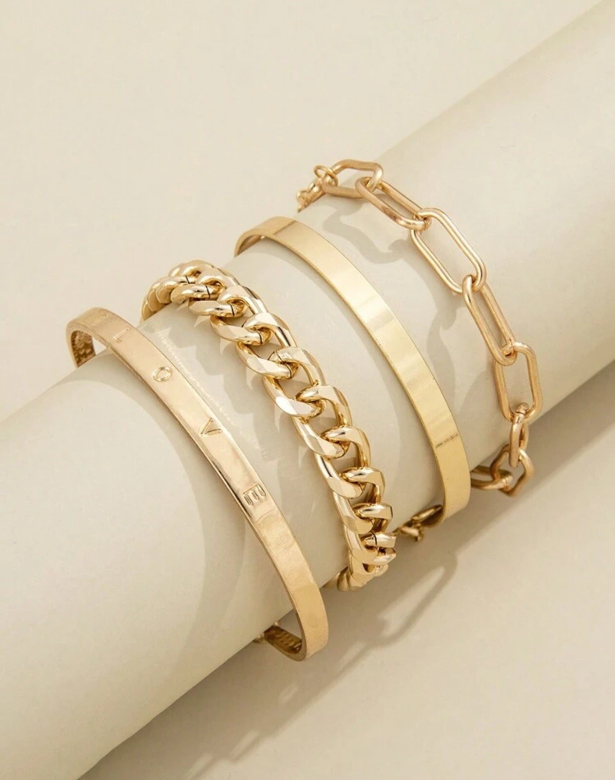 Bracelet jonc doré lot de 4 bijoux tendances pour illuminer vos tenues d'été