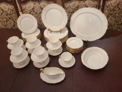 ROYAL STAFFORD OLD ENGLISH OAK PATTERN 63 pc DINNER SET FOR 12 +