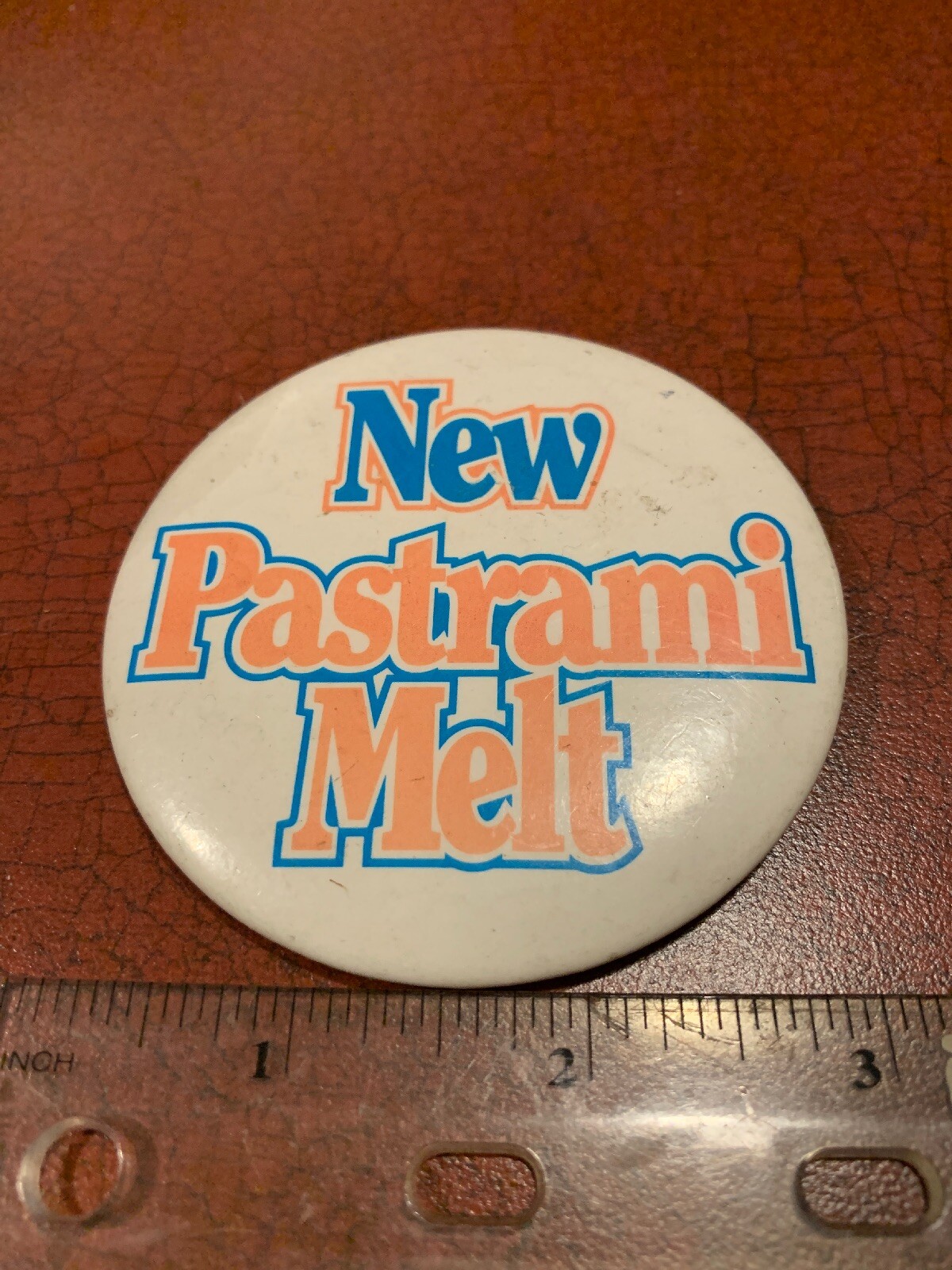 De colección NUEVO PASTRAMI MELT Sandwich Publicidad Empleado Pin Botón ENVÍO GRATUITO