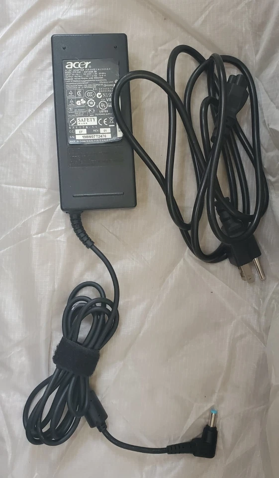 Acer  V7-482PG Ultrabook  14"/W11 i5 1.6GHz TOUCH/3TB SSD 12GB/NVIDIA/Office Pro - Image 2 of 4