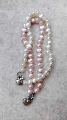 Zwei Vintage Armbänder mit naturweißen und rosa Perlen und silbernen Verschlü...