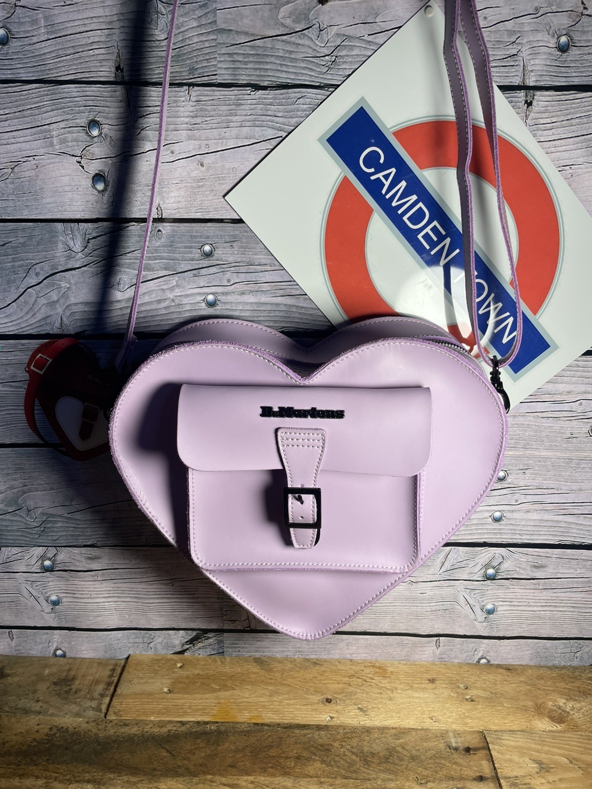 Borsa a mano Dr Martens borsa a cuore borsa a tracolla lilla viola ottime condizioni