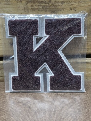 Giacca letterman ciniglia Varsity Letter Letter marrone ""K"" con finiture bianche e grigie - Foto 3 di 6