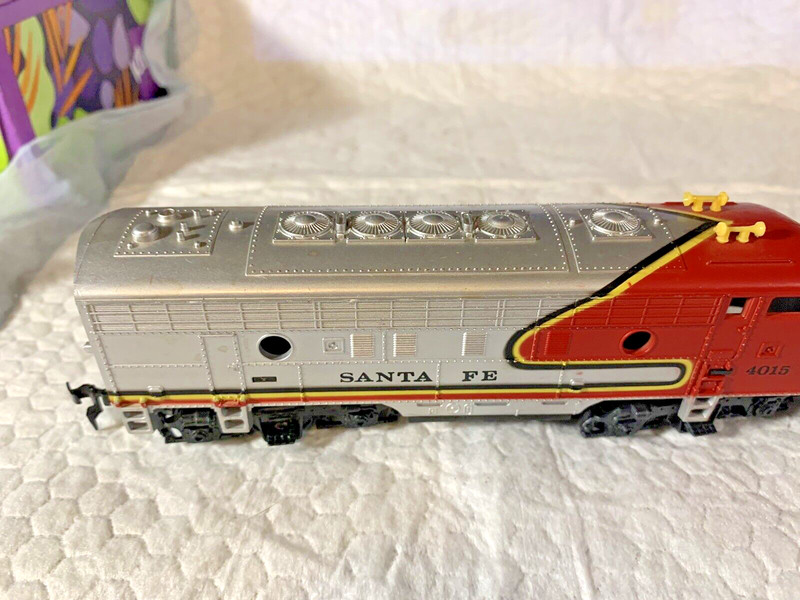 TWO TYCO HO-SCALE #4015 SANTA FE F7A DIESEL LOCOMOTIVES, POWERED/NON POWERED