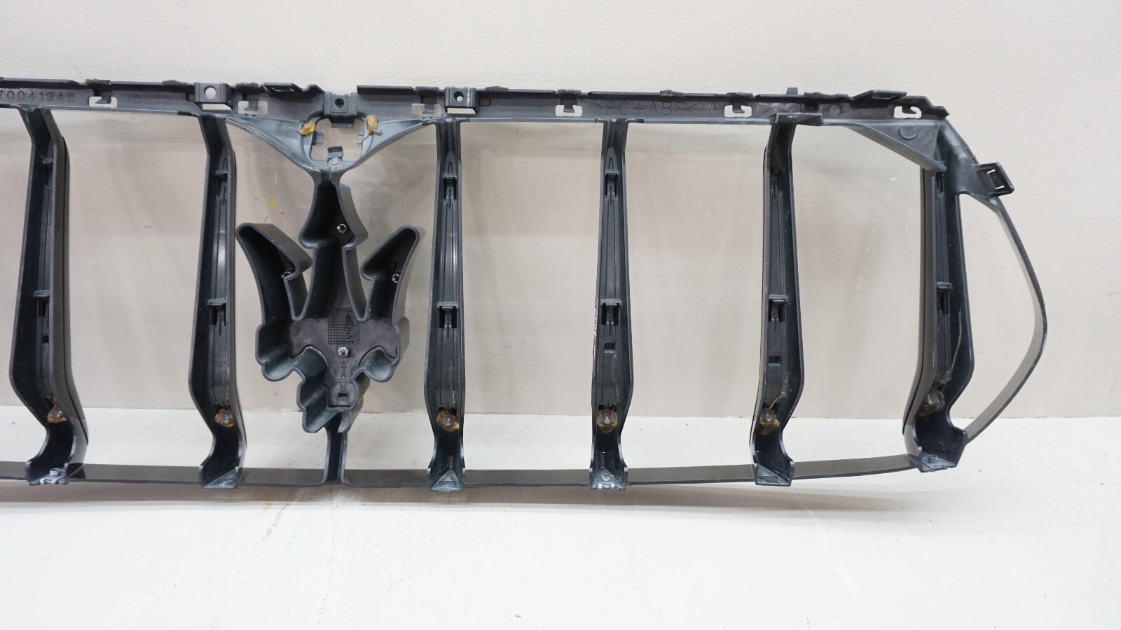 2017-2020 MASERATI LEVANTE FRONT CENTER RADIATOR GRILLE GRILL OEM 670041948