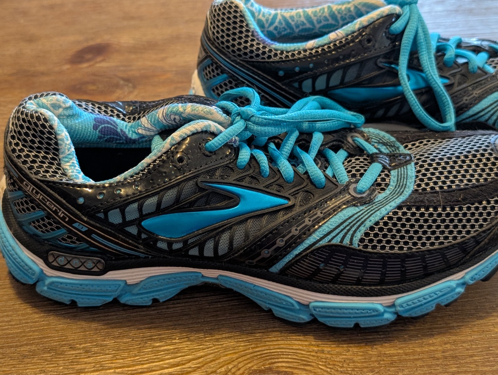 Women's Sz 10 Brooks Tennis Shoes