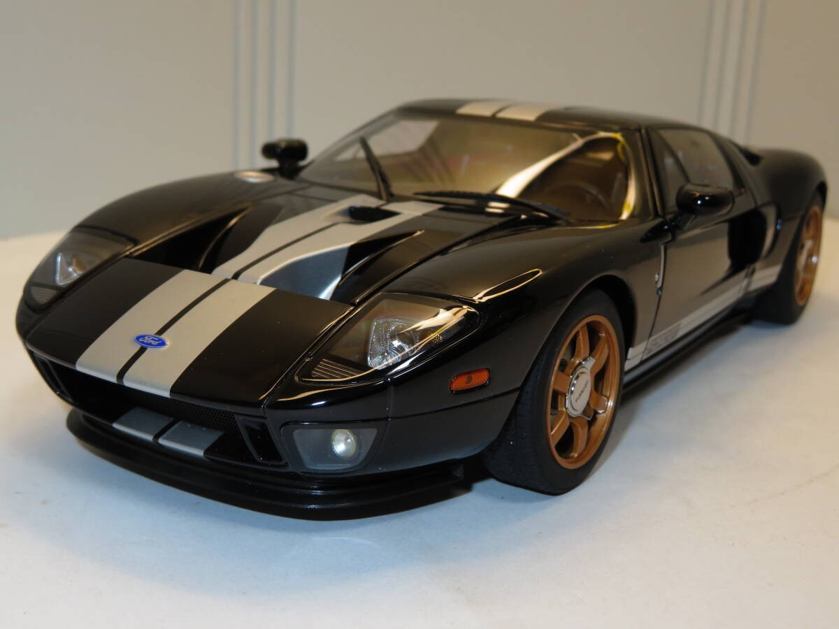 AUTOart Ford GT 2004 Black with White Stripe 73023