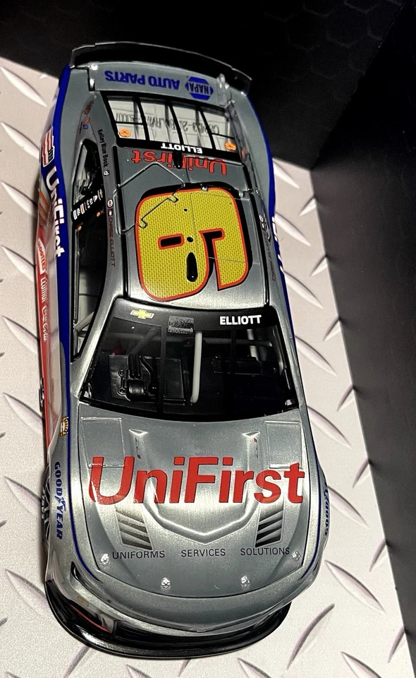 Chase Elliott 2024 RAW Unifirst Throwback Elite 1/24 Diecast Foto 3 de 4