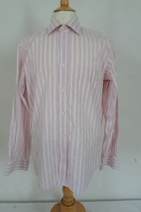 camisa rosa con rayas blancas