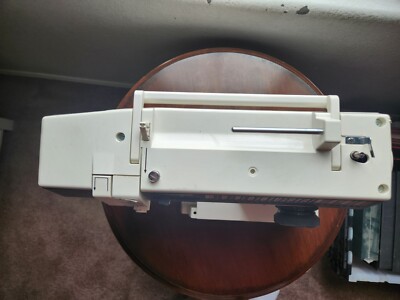 Singer Portable Zig-Zag Sewing Machine Model 4622A for parts or