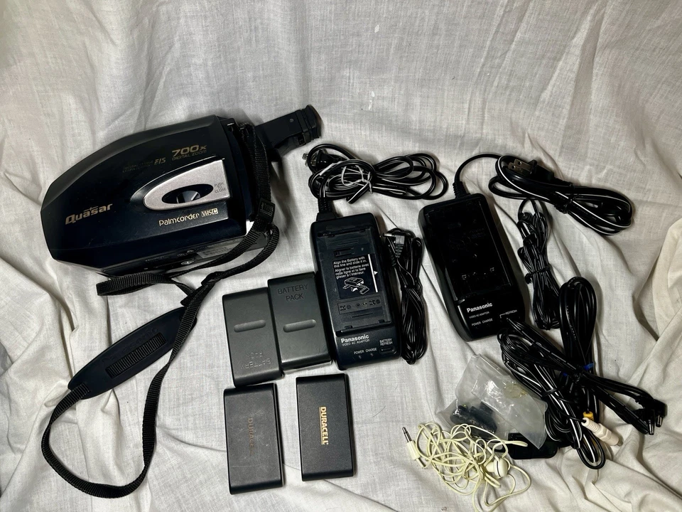 Quasar VM-D52 VHS-C Palmcorder Camcorder 700x Zoom w/ 4 Batteries & 2 Chargers - Image 3 of 4