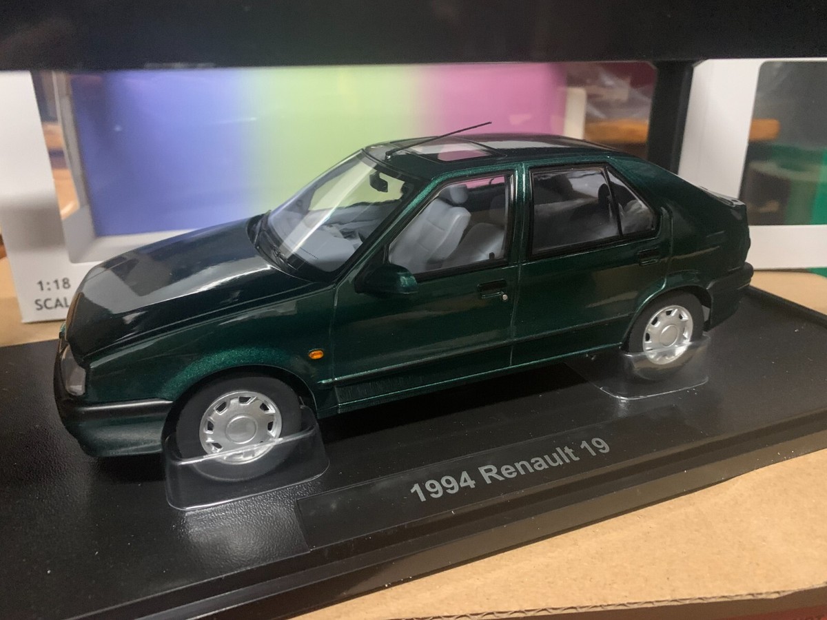 Triple 1800450 Renault 19 green metallic 1994 Triple9 1/18