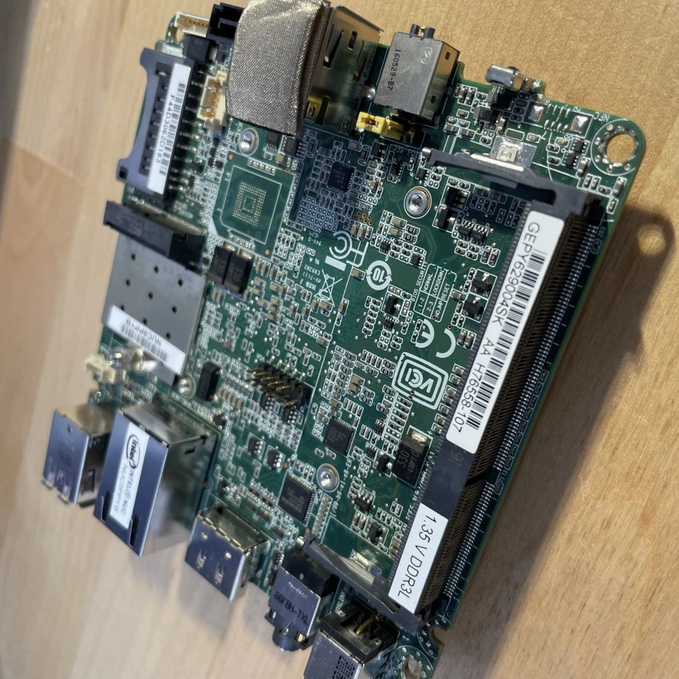 PC ultra compacta Intel Nuc Nuc5ppyb N3700 Quad Core Pentium 8 GB de RAM Foto 3 de 4