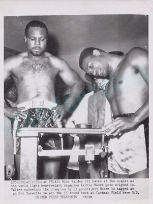 Vintage Boxing Action Wire Photo Archie Moore vs Nino Valdes 1955 N7F