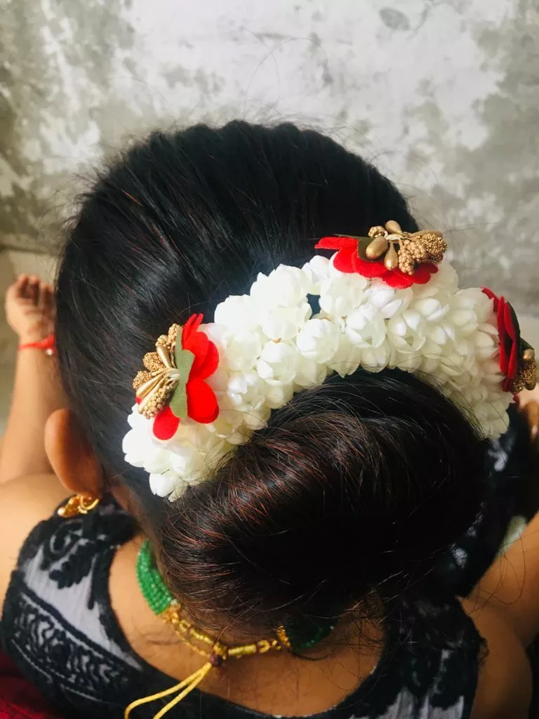 Pelli poola Jada - Dreamy Curls and Baby Breath flowers - Hairstyle that  blend tradition and fashion! Makeup & Hairstyling @varsha_bridalmakeover  Beautiful flowers made by Priyamani #PellipoolajadaPondicherry Branch  #curls #babybreathflowers ...