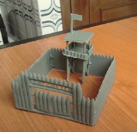 Fort Cheyen, de 8x8 cm y unos 7,5 cm de altura hasta punta de la bandera años 80