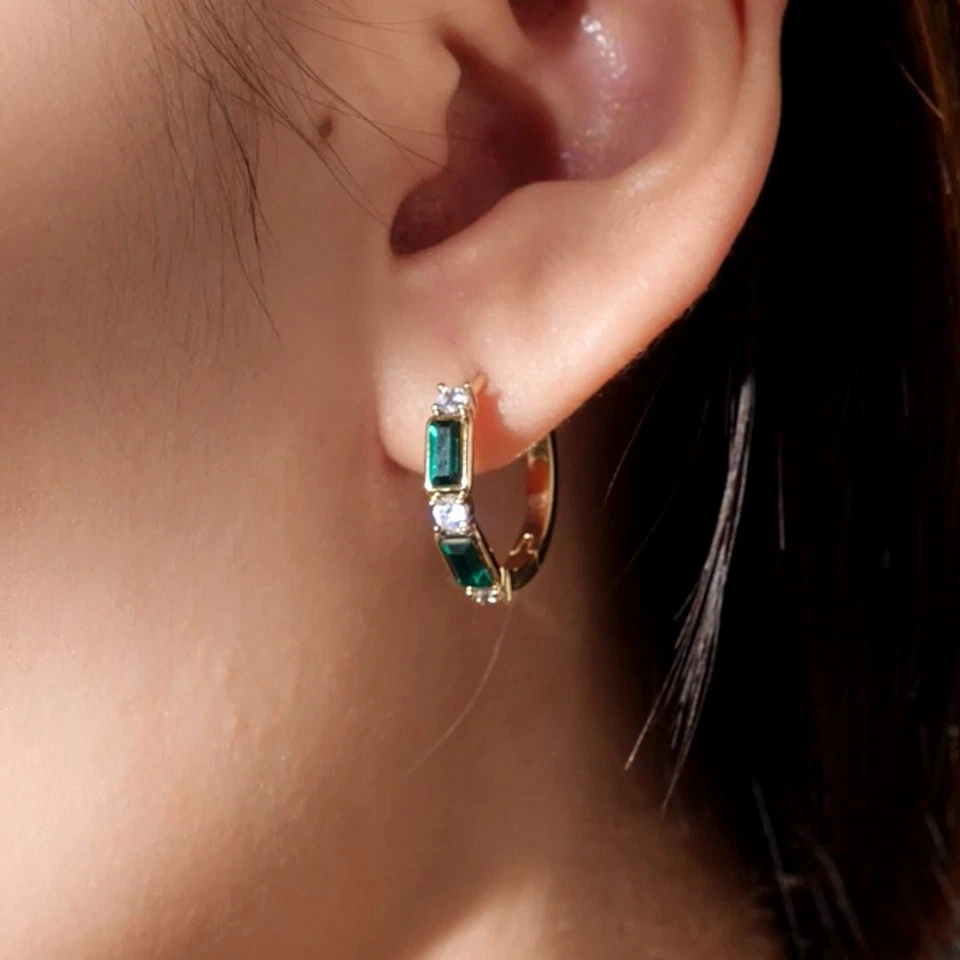 18k yellow gold gf made with SWAROVSKI green crystal hoop huggie earrings - Imagem 2 de 4