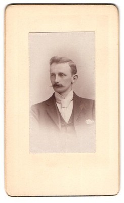 Fotografie Junger Mann mit gezwirbeltem Bart im modischen Anzug 