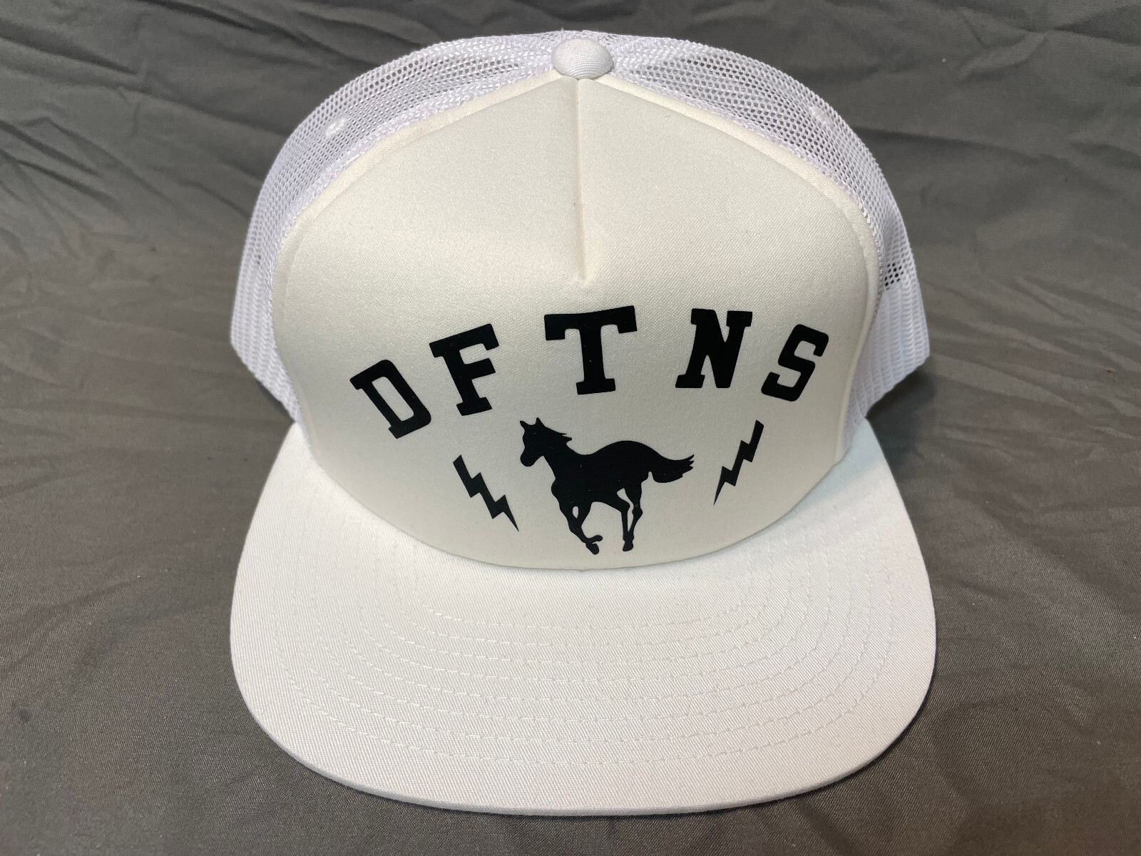 Cappello camionista Deftones DFTNS pony bianco nudo metallo alternativo alt rock
