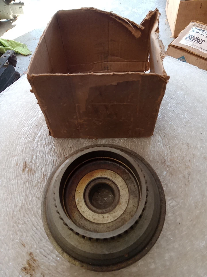 916946 (J3165600) NOS 1951-71 WILLYS JEEP A/T CUBIERTA EMBRAGUE DELANTERO Foto 2 de 4