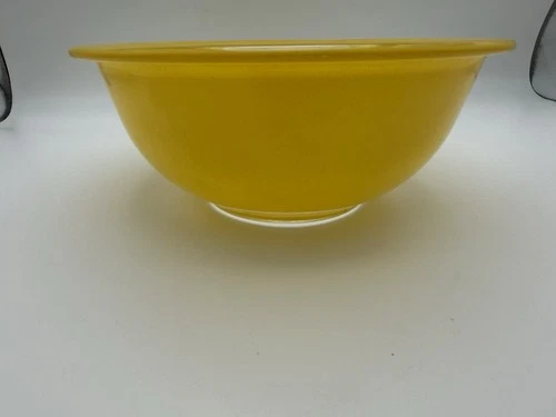 323 Pyrex 8½" Yellow Mixing / Serving Bowl 1.5 L