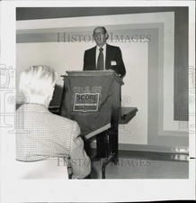 1979 Press Photo George Kast, SCORE counselor addresses conference participants