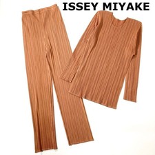 USED ISSEY MIYAKE PLEATED SET PANTS AND TOPS ACCEPTABLE