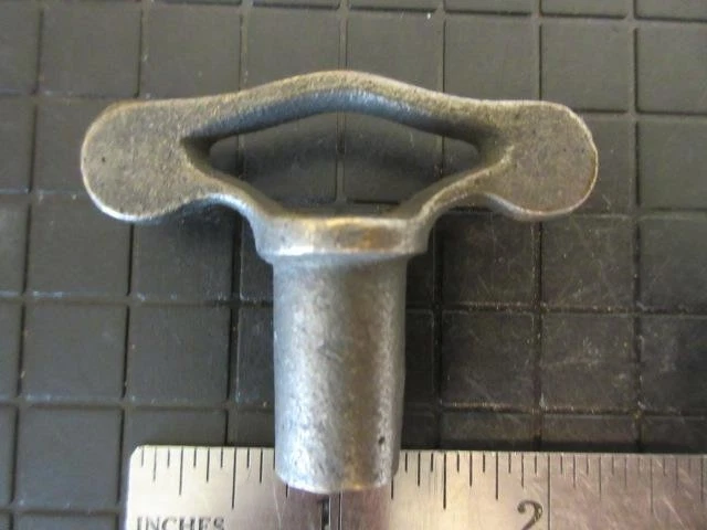Antigua llave cuadrada de 5/16" de latón para válvula de vapor de gas y agua Foto 2 de 4