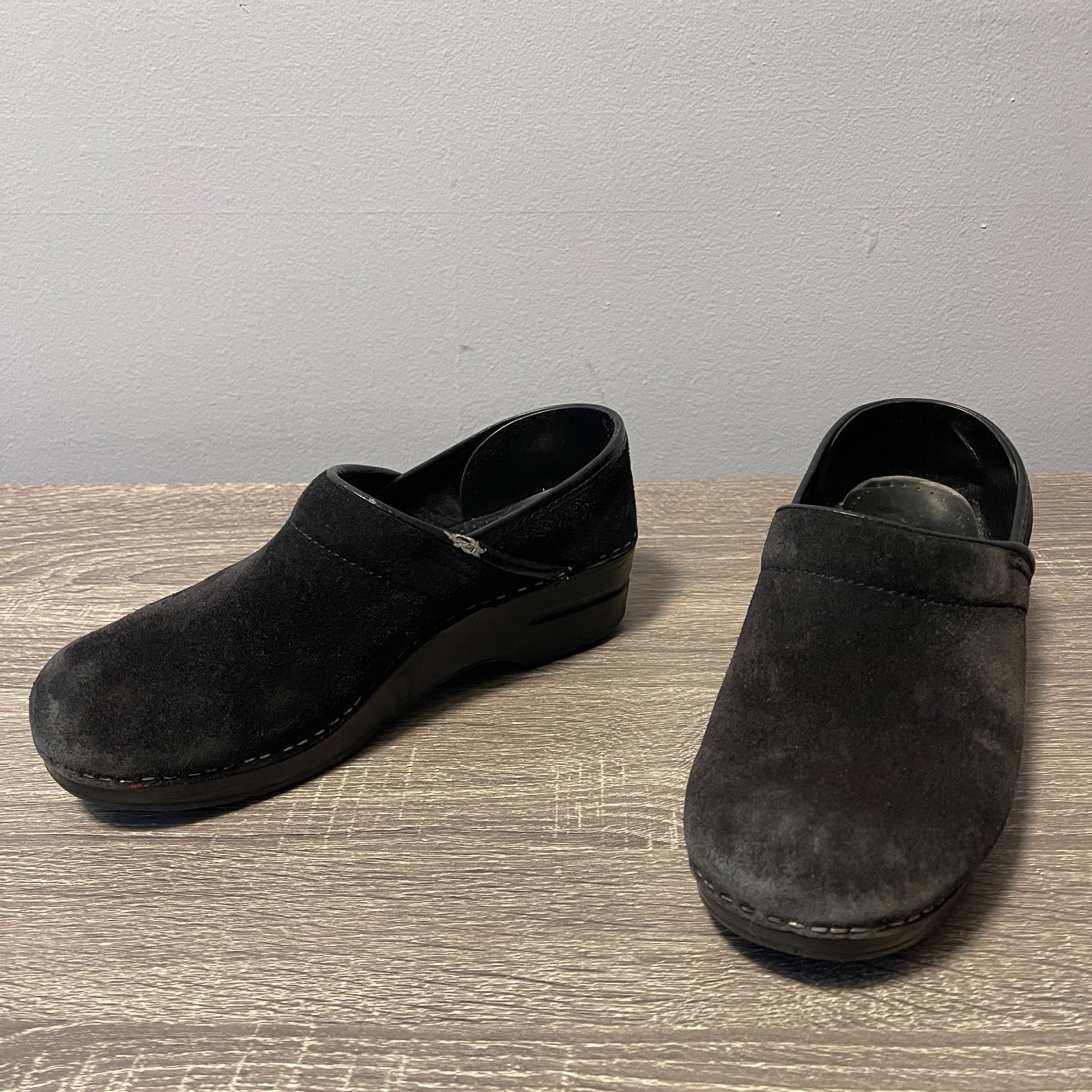Dansko Professional Suede Clogs Women's 39 US 8.5 Black Comfort Work Shoes