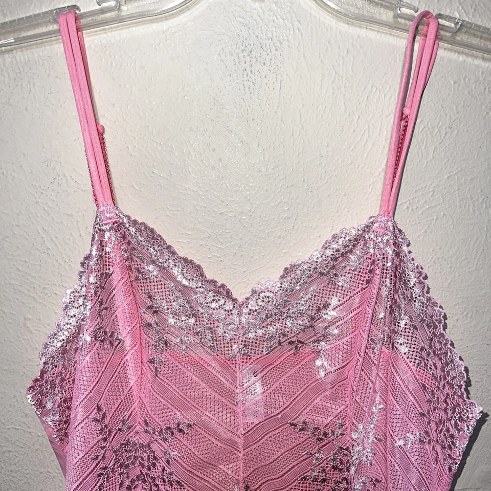 Ночная рубашка Wacoal Embrace Lace Chemise с прозрачной сеткой розовая 814191 романтическая фея размер XL - Изображение 2 из 4