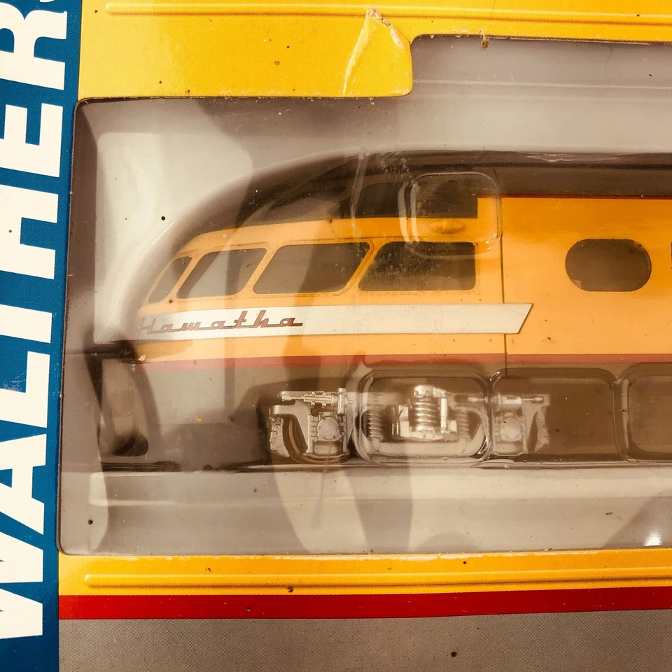 Walthers 932-9261 Milwaukee Road Hiawatha Skytop Lounge Passenger Car MILW Ho - Image 2 of 4