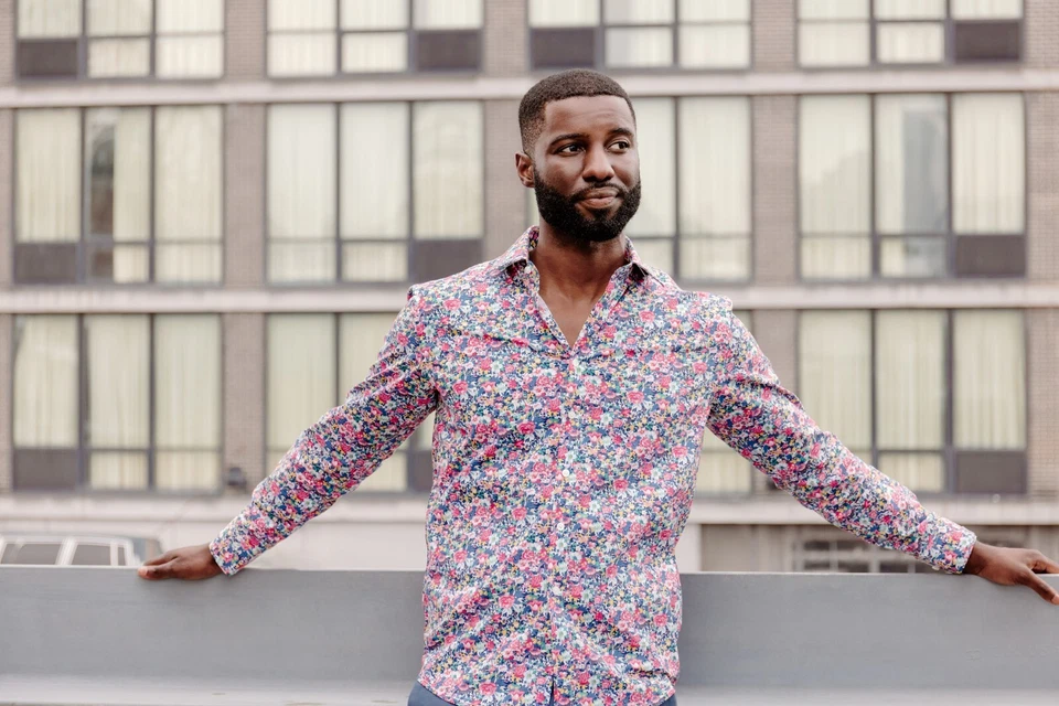 Camisa de algodón floral con botones de manga larga Chuck English para hombre - rosa y azul Foto 3 de 4