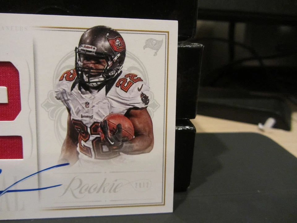 National Treasures Rookie Autograph Jersey Buccaneers Doug Martin 38/50 2013 - Image 4 of 4