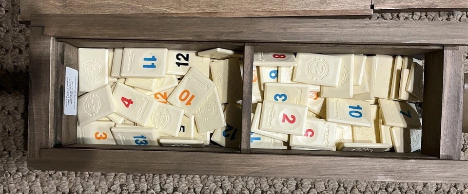 NUEVO - OB - Estuche de almacenamiento de madera Rummikub edición vintage clásico porche delantero Foto 2 de 4