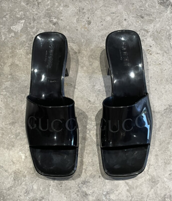 GUCCI ブラック プラットフォームヒール GUCCI Plastique Rubber Logo Platform Heeled Slide Sandals Black 38