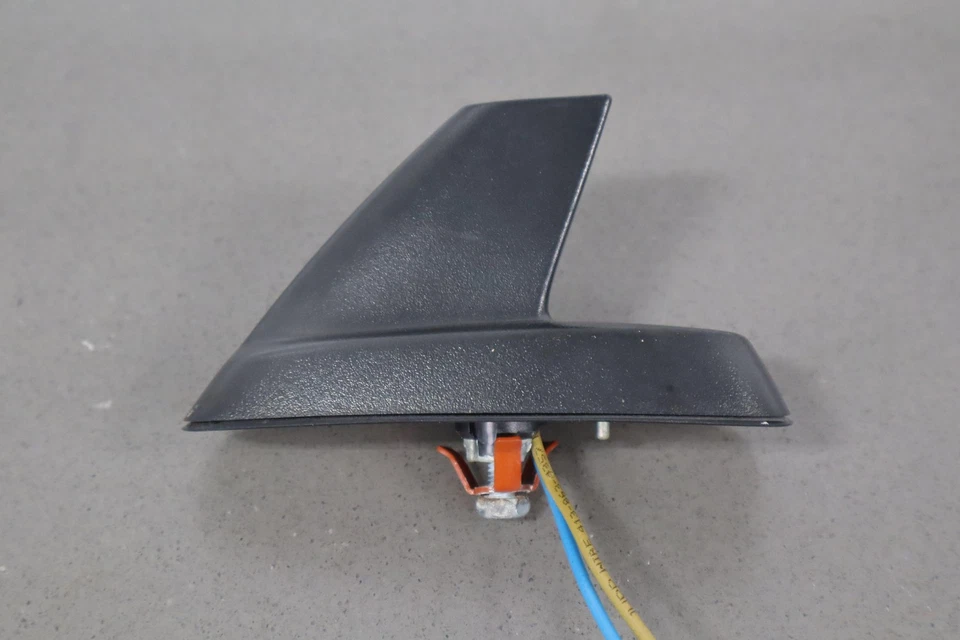 Antena de aleta de tiburón montada en el techo OEM 07-13 Chevy Avalanche 20791465 Foto 2 de 4