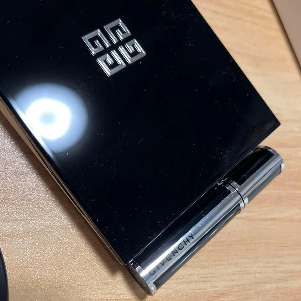 Conjunto de maquillaje exclusivo de viaje GIVENCHY sin usar sombra de ojos corrector rubor Foto 3 de 4