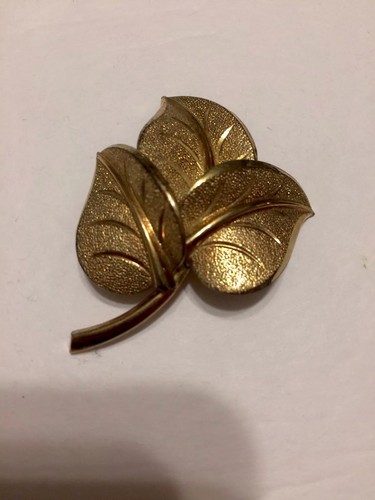 Broche Hoja Floral Tono Dorado Estilo MCM Hermoso Firmado Estilo Tres Hojas - Imagen 8 de 12