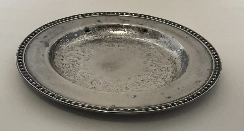 Placa redonda enchapada en plata Wm Rogers diseño de desplazamiento floral grabado borde punteado 10" Foto 2 de 4