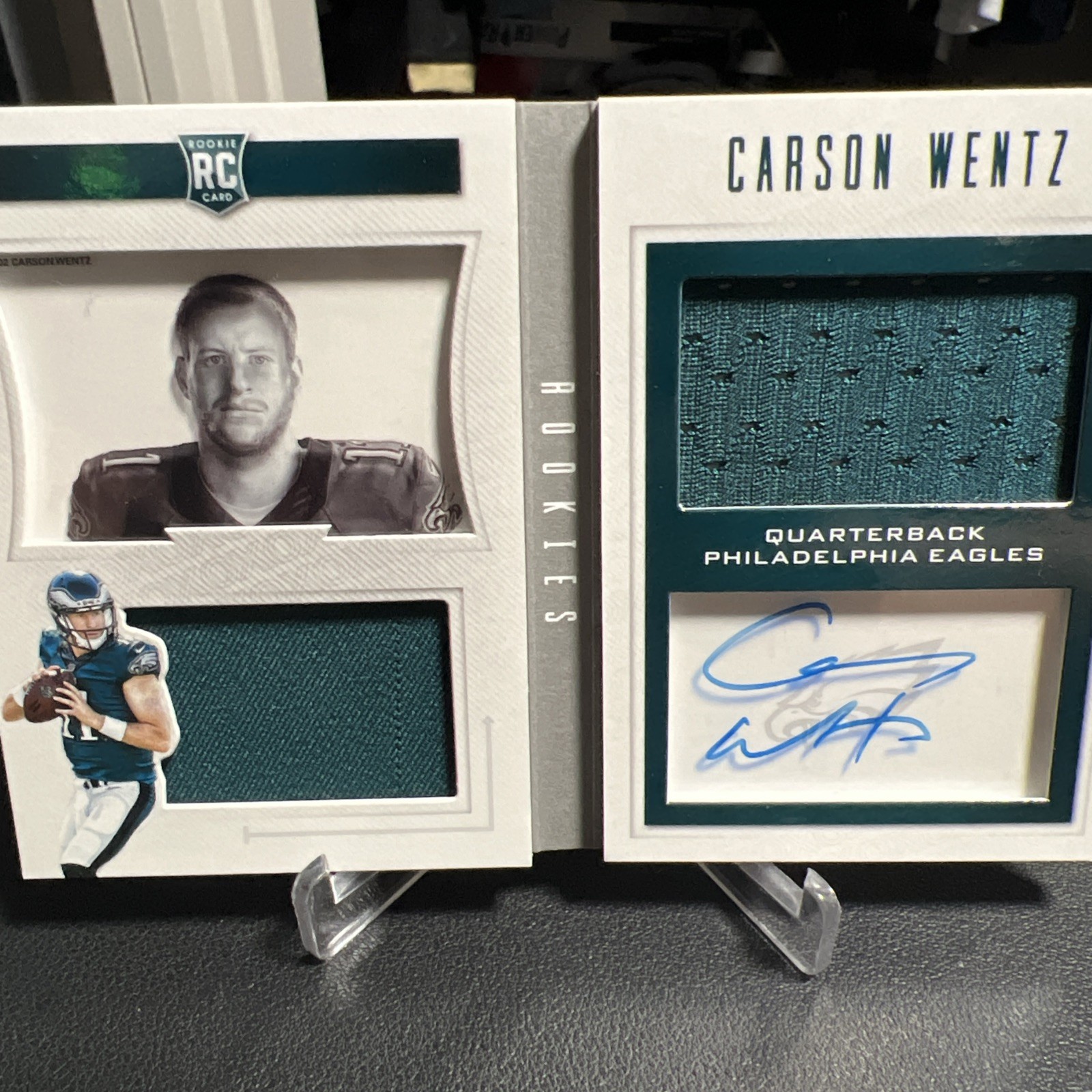 2016 Panini Playbook - Rookie Playbook Jersey Autographs Carson Wentz #102 Gold