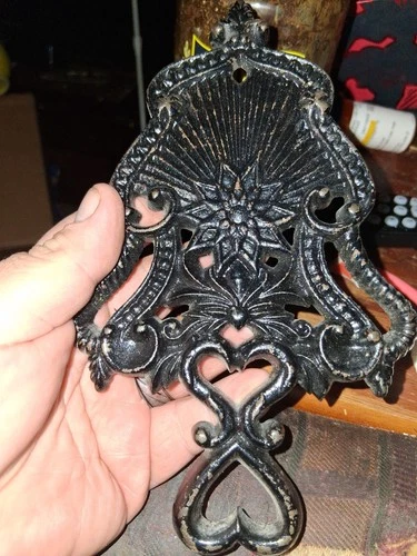 Vintage Virginia Metalcrafters Zoar Sunburst 9-33 Cast Iron Trivet, 7.5"x 4.5" video thumbnail