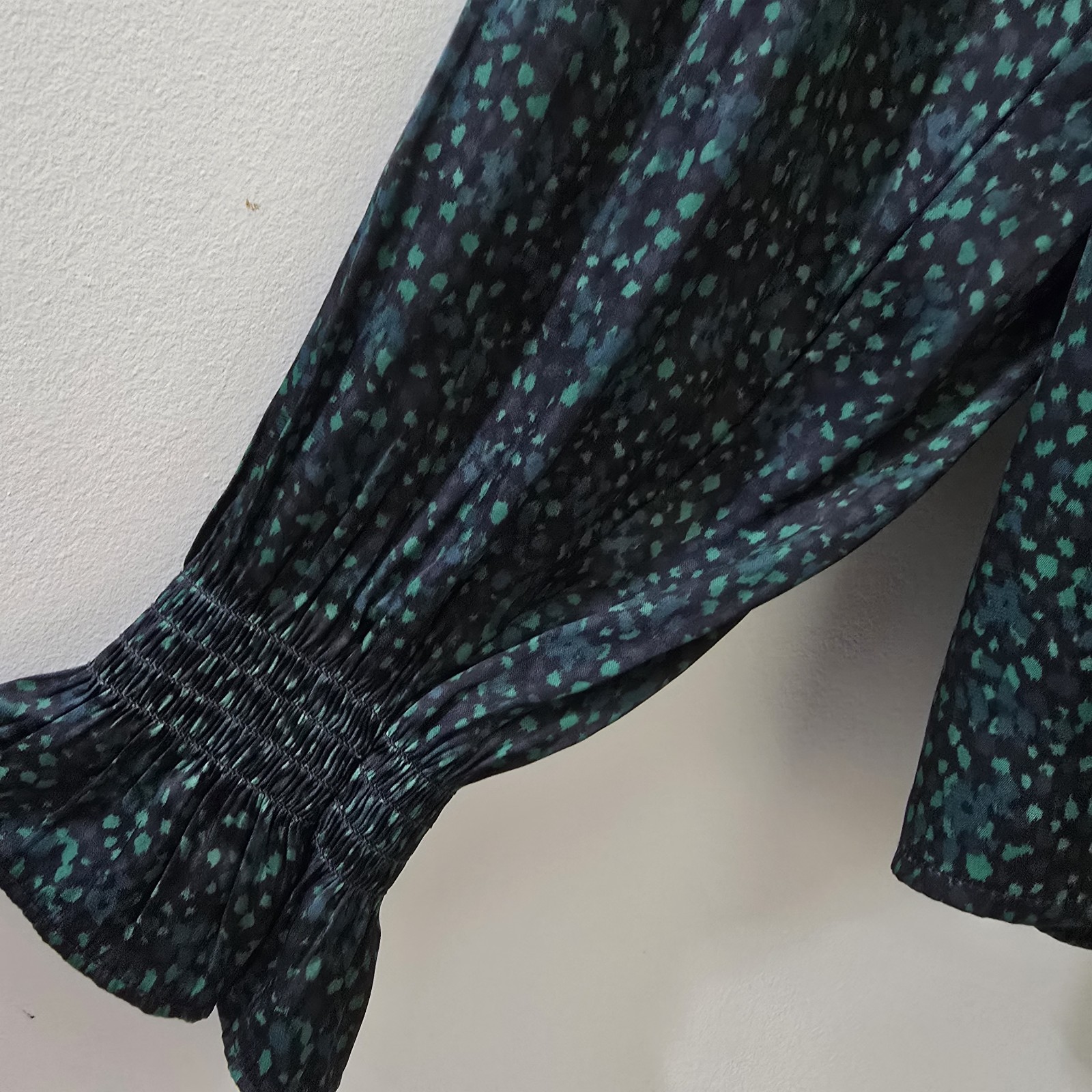 GAP size Large Satin V-Neck Long Sleeve Speckled Ruffles Blouse Casual Holiday 