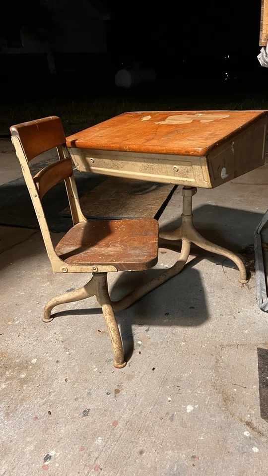 Esta mesa American Seating Co. para crianças - Imagem 2 de 4