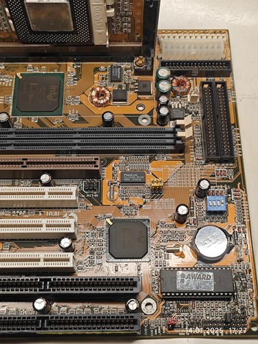 Vintage Slot 1 AT Gigabyte GA-6EA Rev 1.4 Motherboard (440EX) + CPU & 128 MB RAM - Picture 3 of 9